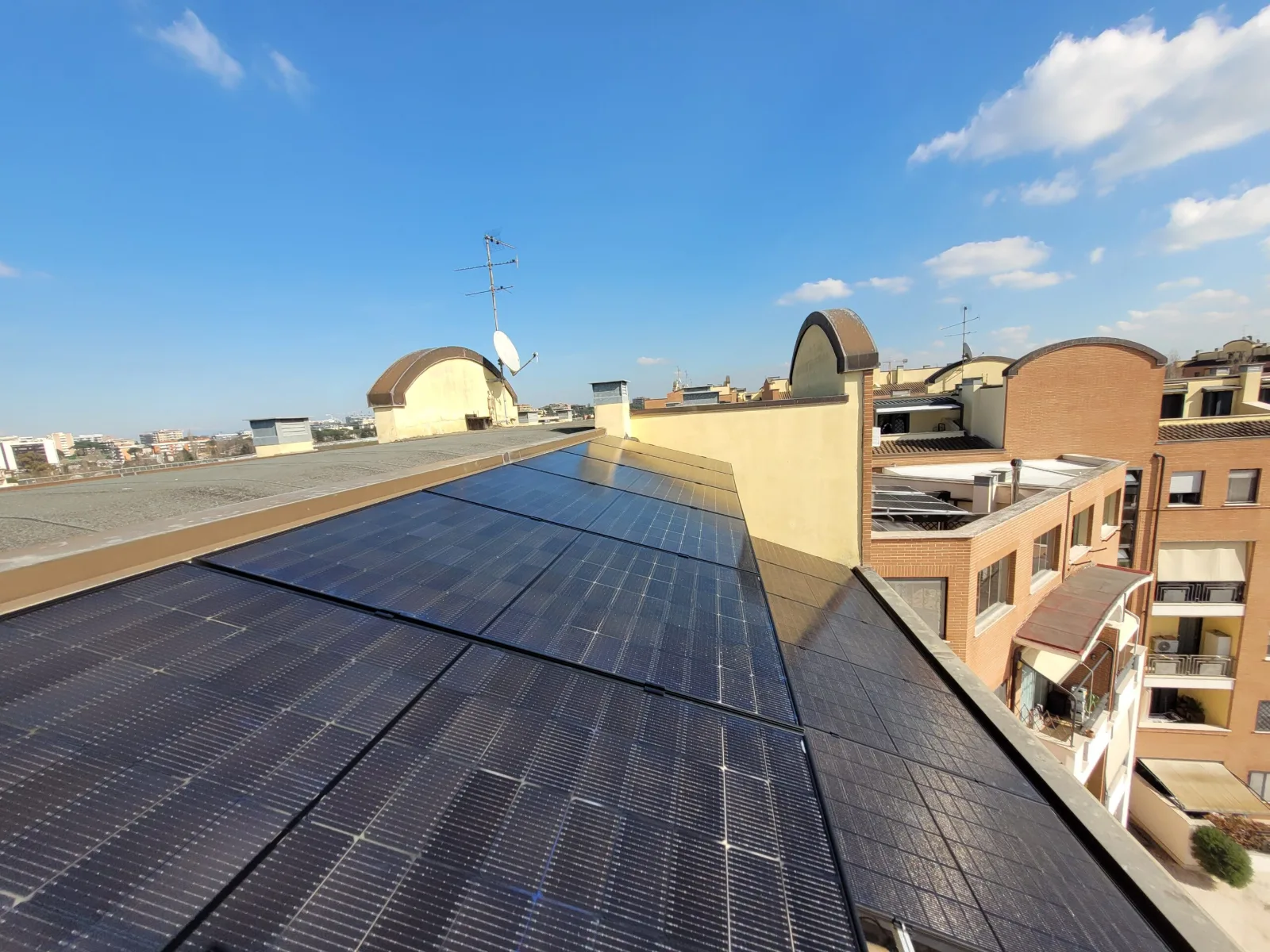 Impianto fotovoltaico installato da ECO-E su una copertura piana