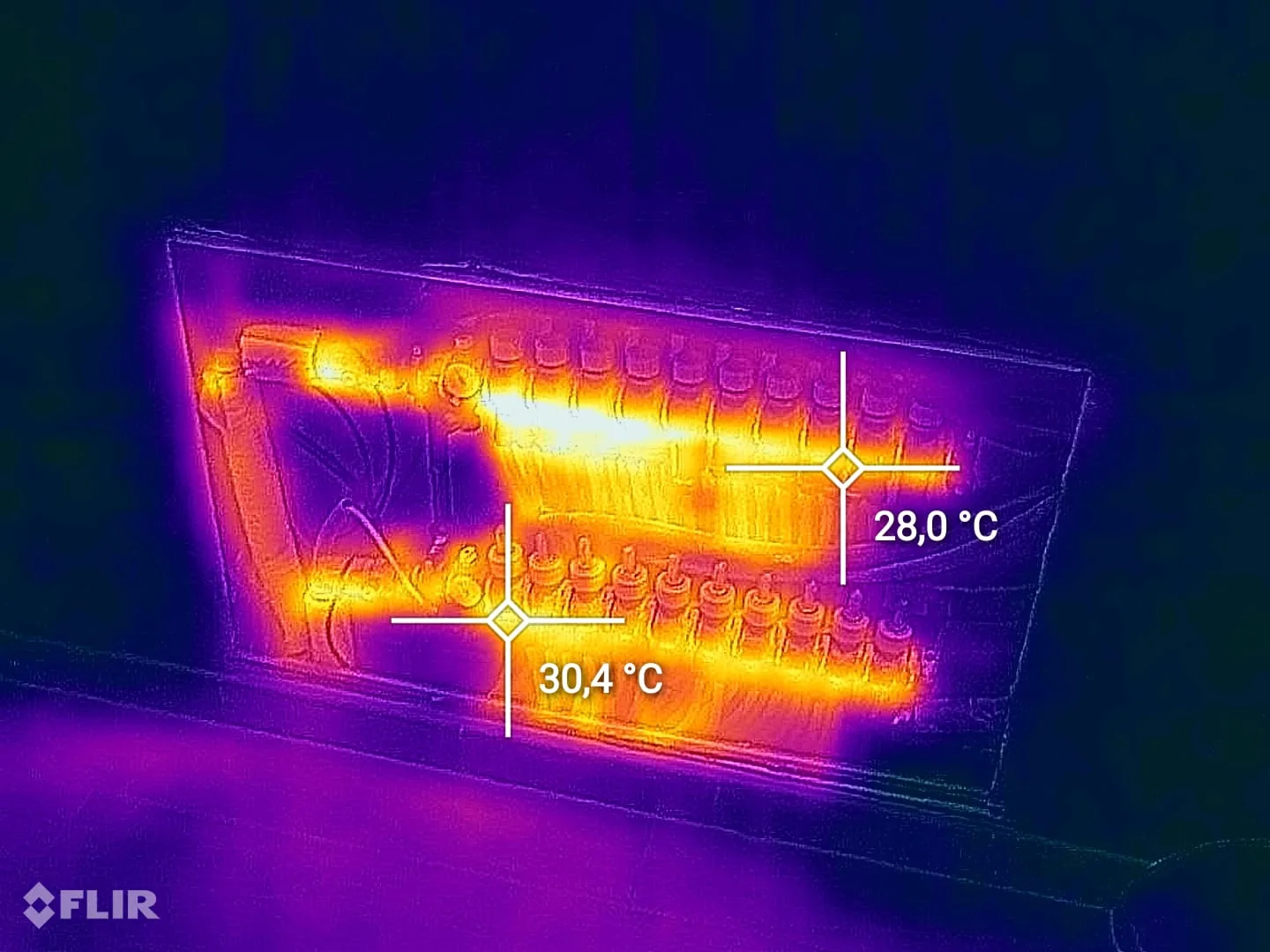 Termografia del collettore di un pavimento radiante con le temperature dei circuiti