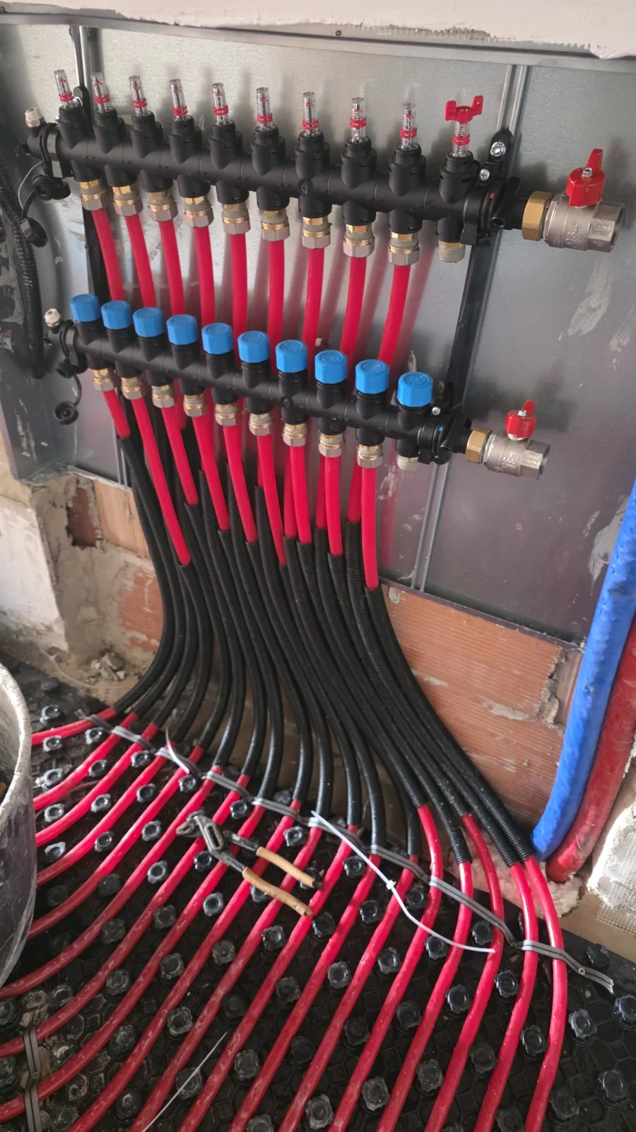 Collettore di distribuzione con dieci circuiti del pavimento radiante e flussimetri, installato da ECO-E