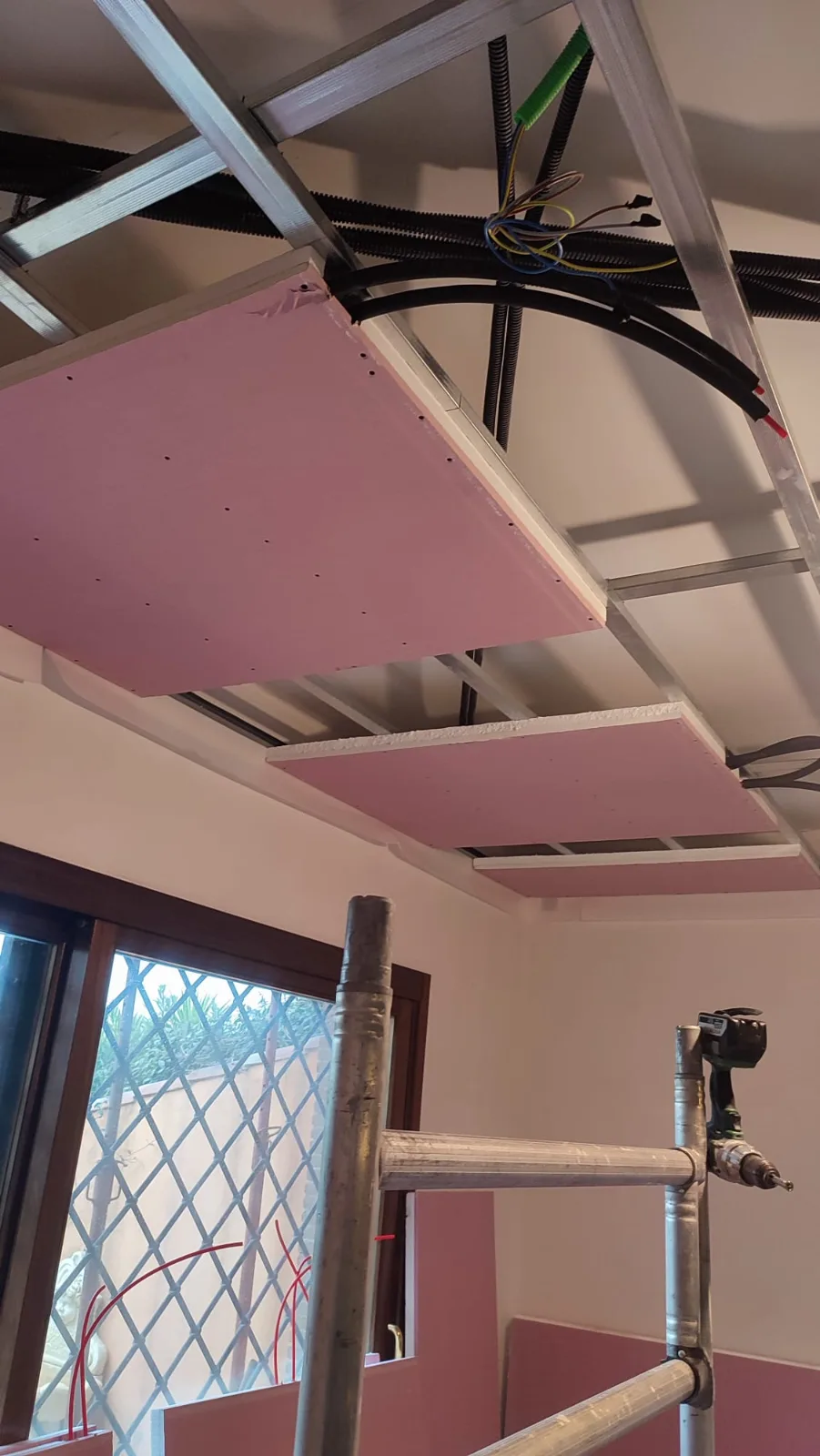 Posa di un controsoffitto su struttura metallica con impianti elettrici integrati, cantiere ECO-E