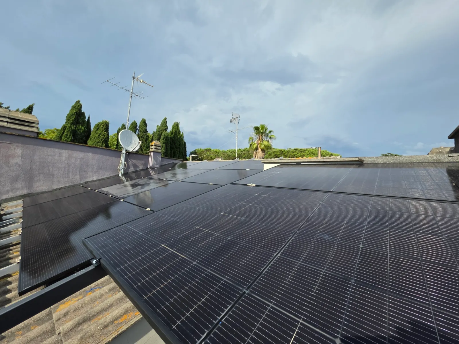 Impianto fotovoltaico con moduli full black installato da ECO-E su un tetto a falde