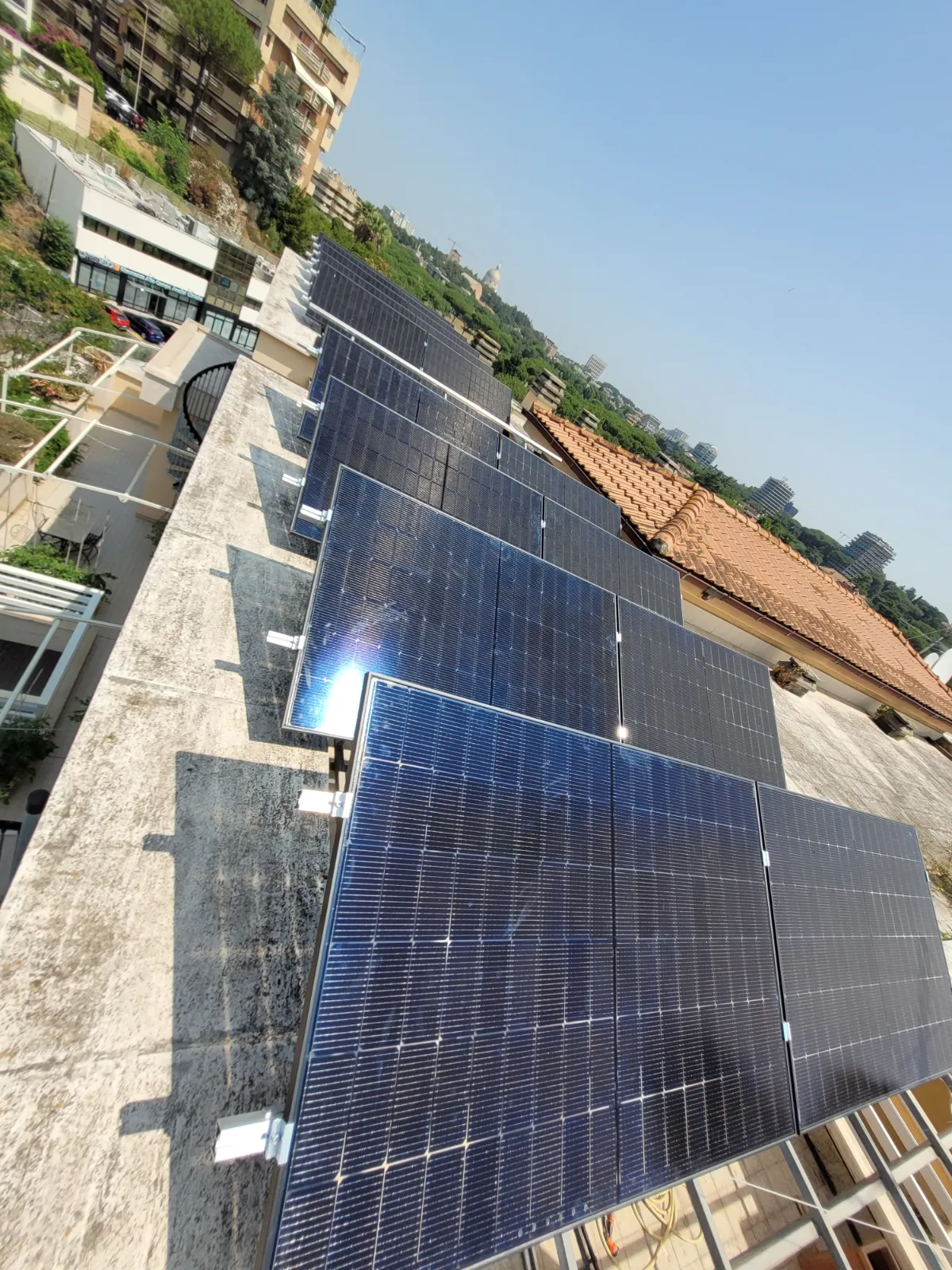 Moduli fotovoltaici installati da ECO-E su una copertura piana