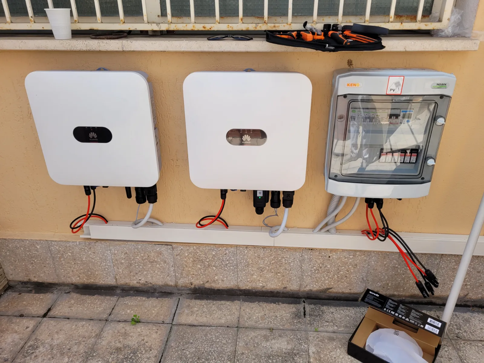 Due inverter fotovoltaici e quadro di campo installati a parete da ECO-E