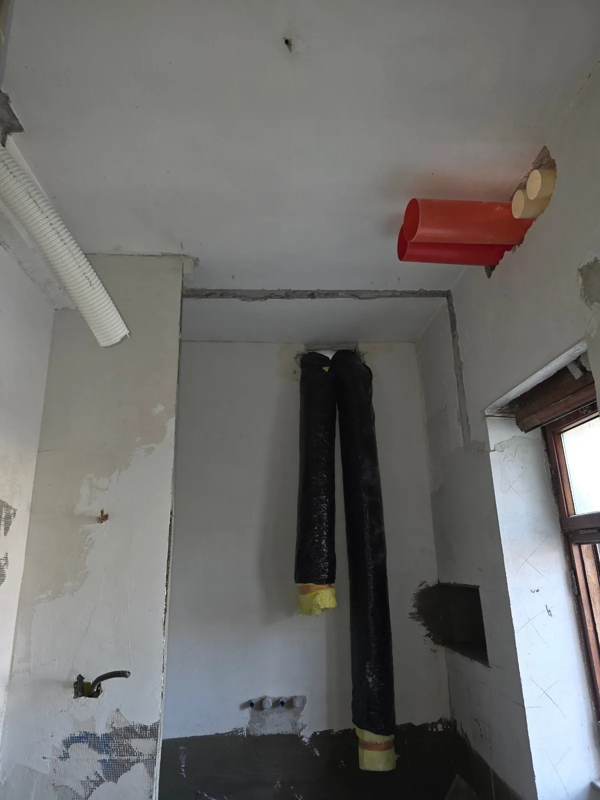 Bagno in ristrutturazione con nuove canalizzazioni isolate e predisposizioni impiantistiche, cantiere ECO-E