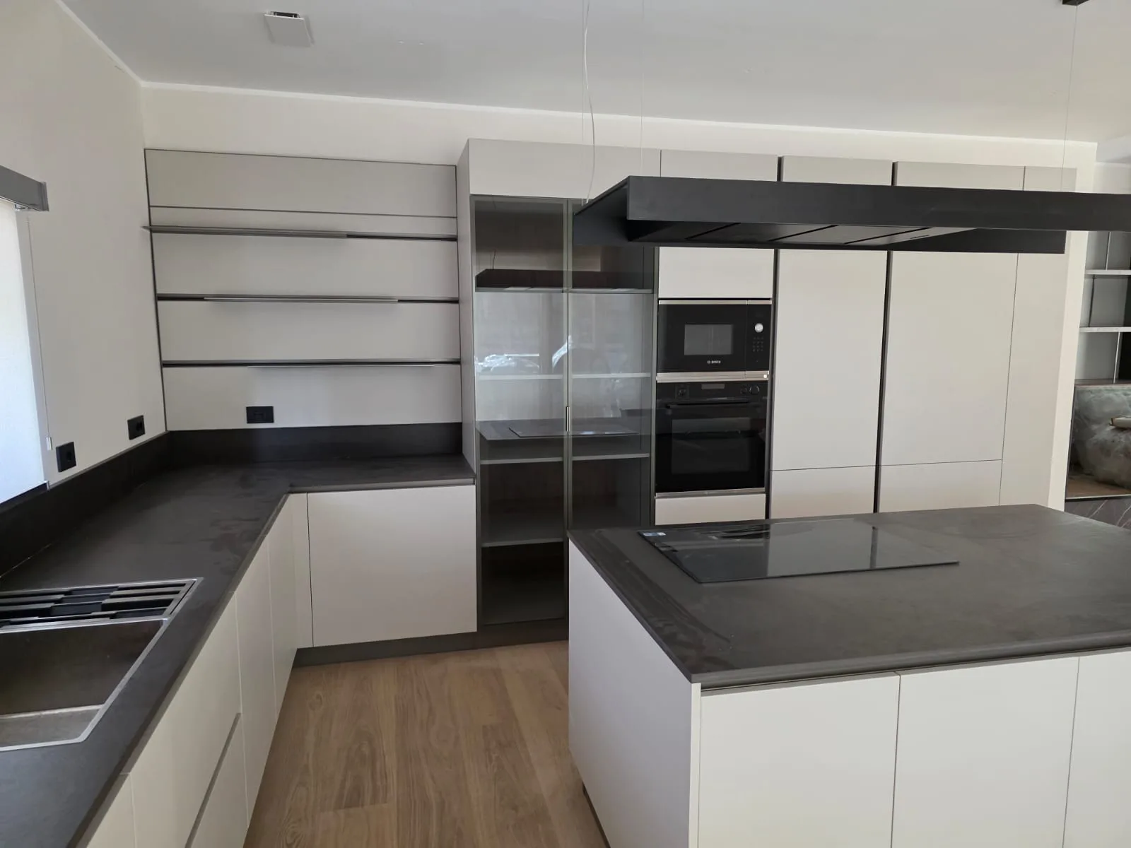 Cucina con isola e piano a induzione al termine di una ristrutturazione ECO-E
