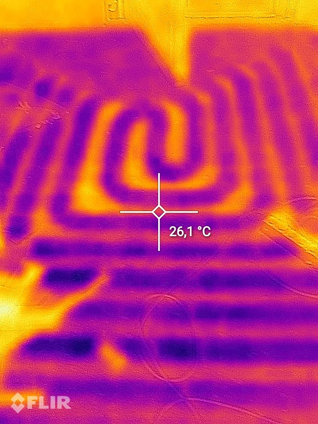 Termografia di un pavimento radiante ECO-E in raffrescamento: le spirali blu sono il tubo con acqua a circa 16 °C sotto il pavimento
