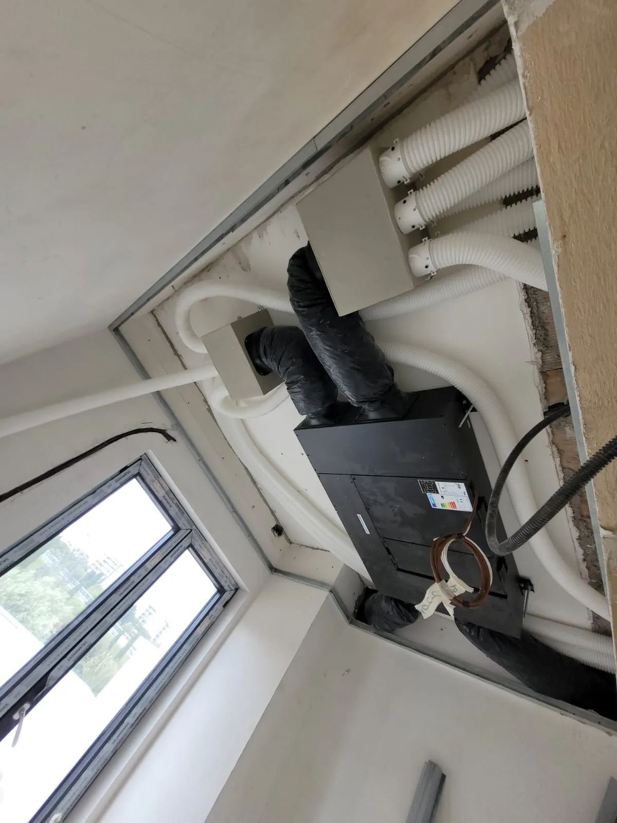 Unità VMC con recupero di calore e canalizzazioni installata in controsoffitto da ECO-E