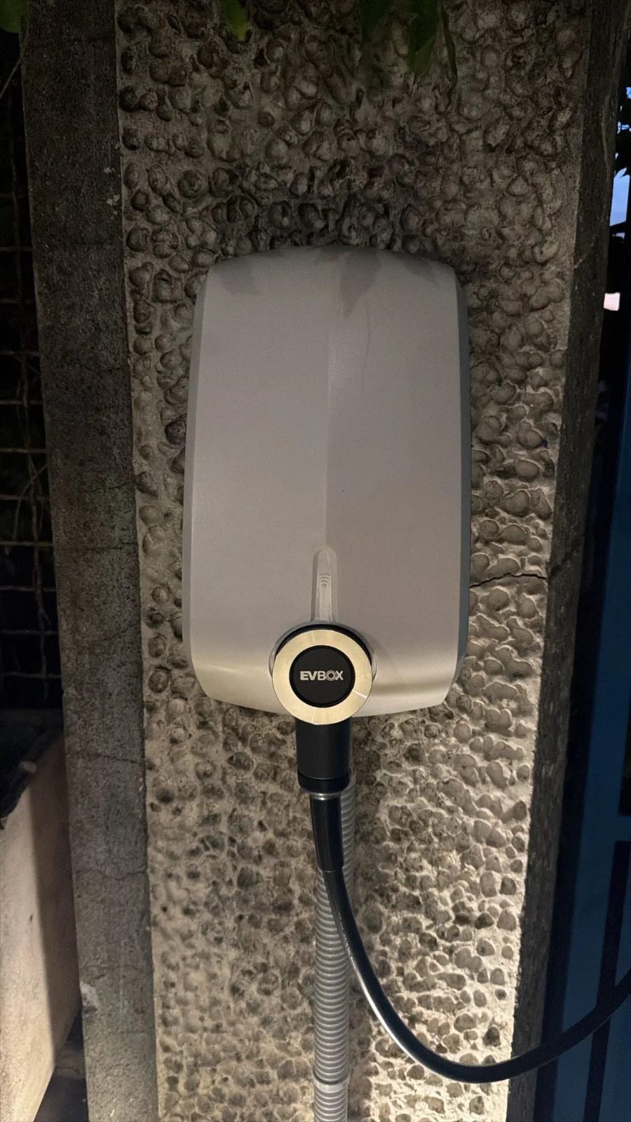 Wallbox per la ricarica dell'auto elettrica installata a parete da ECO-E
